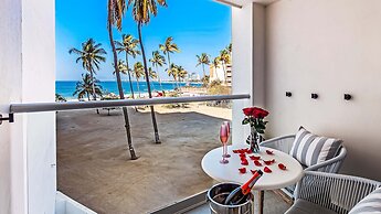Stunning Beachfront Condo Sea Views Pools