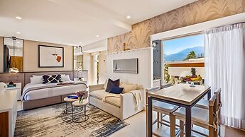 Stunning Beachfront Condo Sea Views Pools