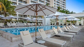 Stunning Beachfront Condo Sea Views Pools