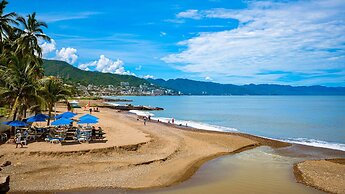 Stunning Beachfront Condo Sea Views Pools