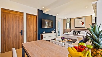 Stunning Beachfront Condo Sea Views Pools