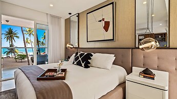 Stunning Beachfront Condo Sea Views Pools