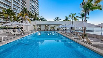 Stunning Beachfront Condo Sea Views Pools