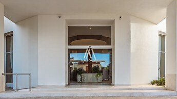 Stunning Beachfront Condo Sea Views Pools
