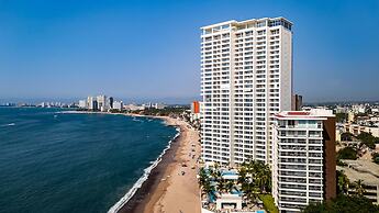 Stunning Beachfront Condo Sea Views Pools