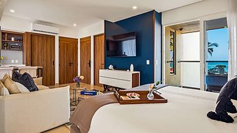 Stunning Beachfront Condo Sea Views Pools