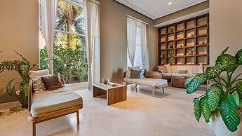 Stunning Beachfront Condo Sea Views Pools