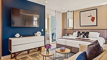 Stunning Beachfront Condo Sea Views Pools