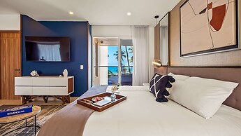 Stunning Beachfront Condo Sea Views Pools