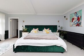 Country Retreat - Sleeps 14 - Large Garden