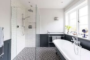 Country Retreat - Sleeps 14 - Large Garden