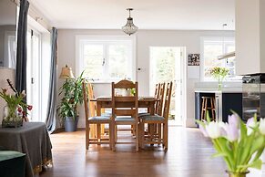 Country Retreat - Sleeps 14 - Large Garden