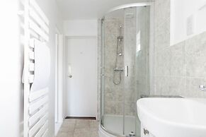 Country Retreat - Sleeps 14 - Large Garden