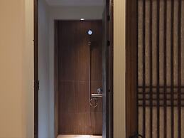 82 Capsule Hotel