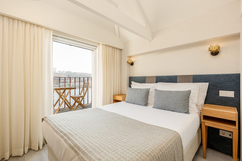 River-view Apartment in Oporto for 4