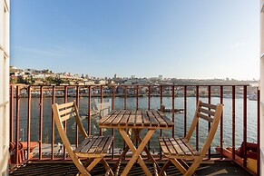 River-view Apartment in Oporto for 4