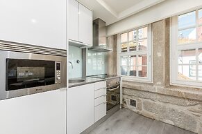 River-view Apartment in Oporto for 4