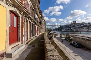 River-view Apartment in Oporto for 4