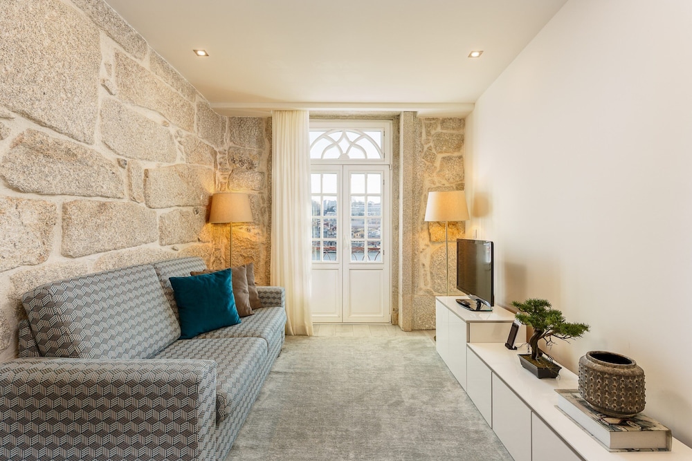 River-view Apartment in Oporto for 4