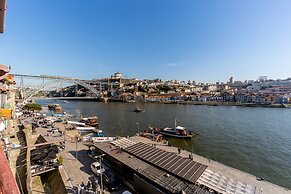 River-view Apartment in Oporto for 4