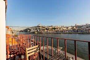 River-view Apartment in Oporto for 4