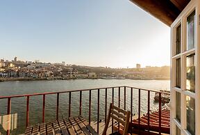 River-view Apartment in Oporto for 4