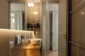 Amalie Suites