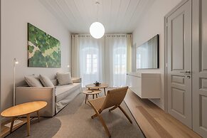 Amalie Suites
