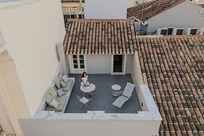 Amalie Suites