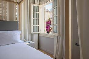 Amalie Suites
