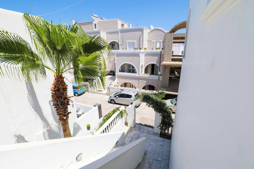 Finikas Santorini