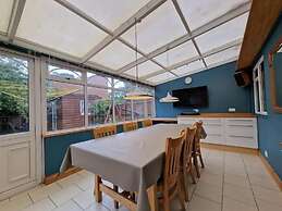 Spacious 6-bed house - 12 mins Gatwick