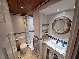Spacious 6-bed house - 12 mins Gatwick