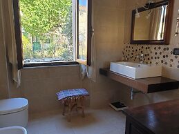 DUETERRE ROOM & HOST