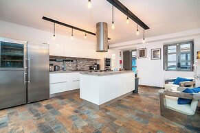 Oakmoon House