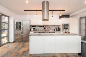Oakmoon House