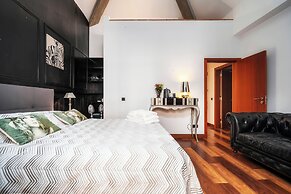 Oakmoon House