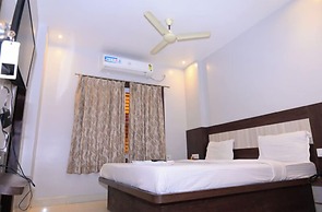 DhamStay Hotel Home Town Near Temple