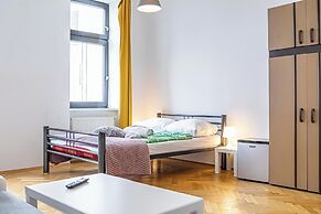 Cozy 4BR Apt Garden Close to Danube