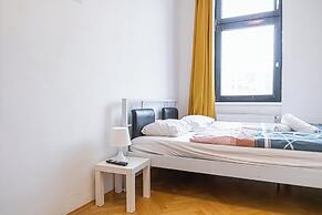 Cozy 4BR Apt Garden Close to Danube