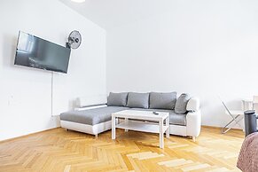 Cozy 4BR Apt Garden Close to Danube