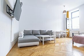 Cozy 4BR Apt Garden Close to Danube