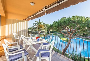 Apartment With Shared Pool for 4 People
