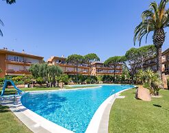Apartment With Shared Pool for 4 People