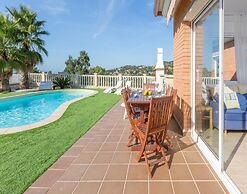 Serene Villa With Pool and Outdoor Dining
