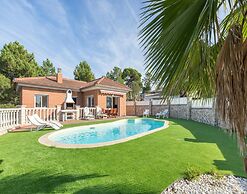 Serene Villa With Pool and Outdoor Dining