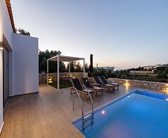 Villa in Sfakaki With Private Pool & Beach Access