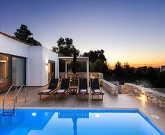 Villa in Sfakaki With Private Pool & Beach Access