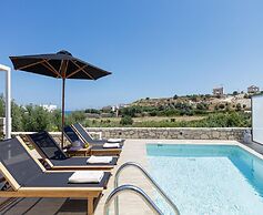 Villa in Sfakaki With Private Pool & Beach Access