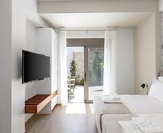 Villa in Sfakaki With Private Pool & Beach Access